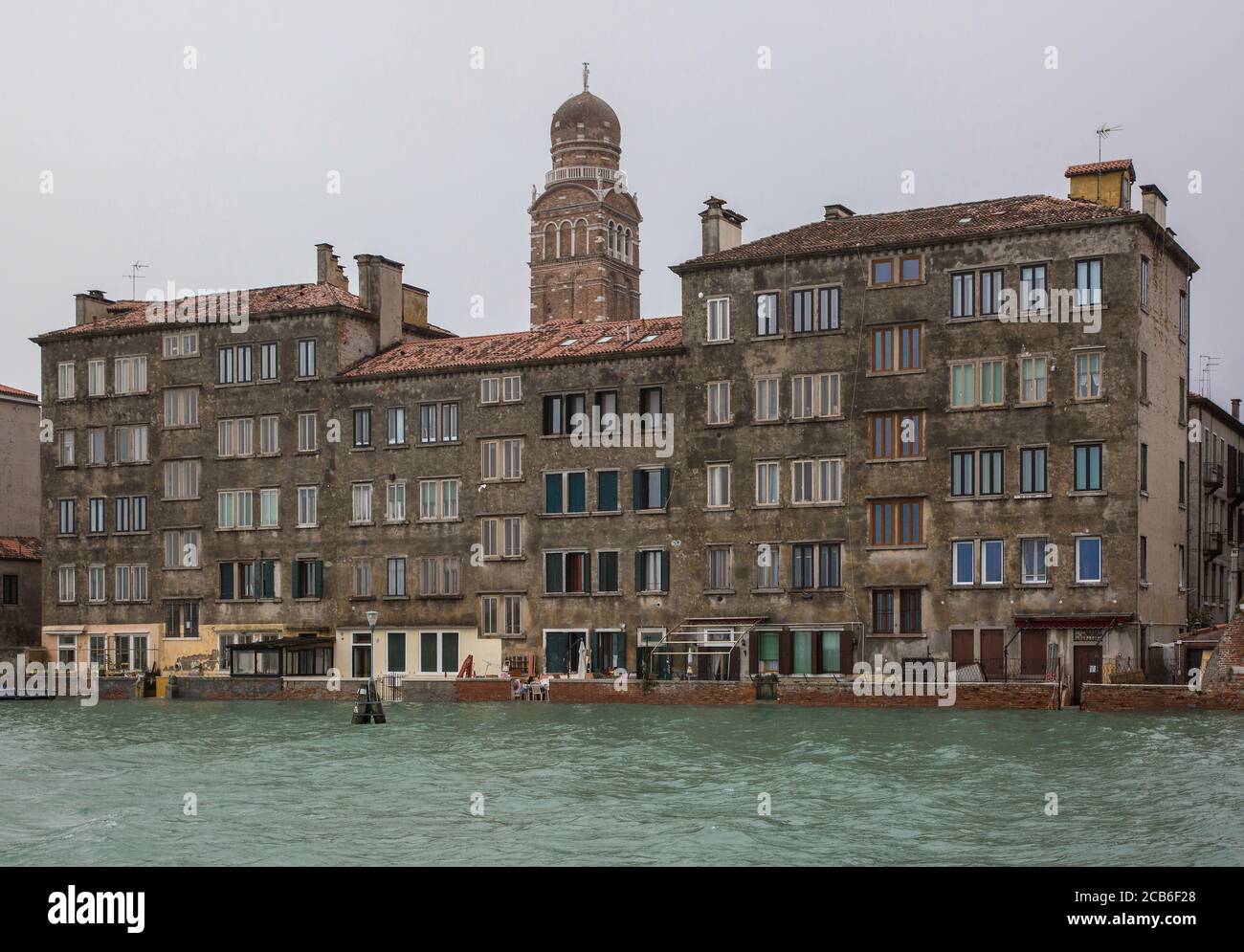 Venedig, Kirche Madonno dell`Orto am Nordufer der Lagunenstadt ,Turm von 1332, welsche Haube von 1503, links Wohnanlage 2. Hälfte des 20. Jahrhunderts Stock Photo